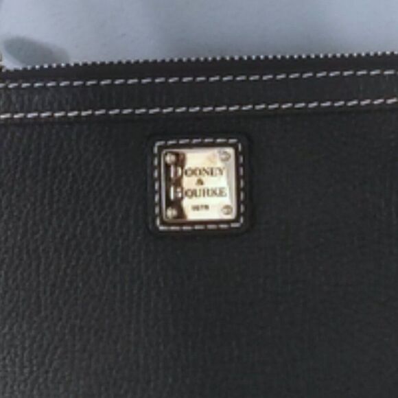 Dooney & Bourke leather pochette shoulder bag EUC - Picture 2 of 7